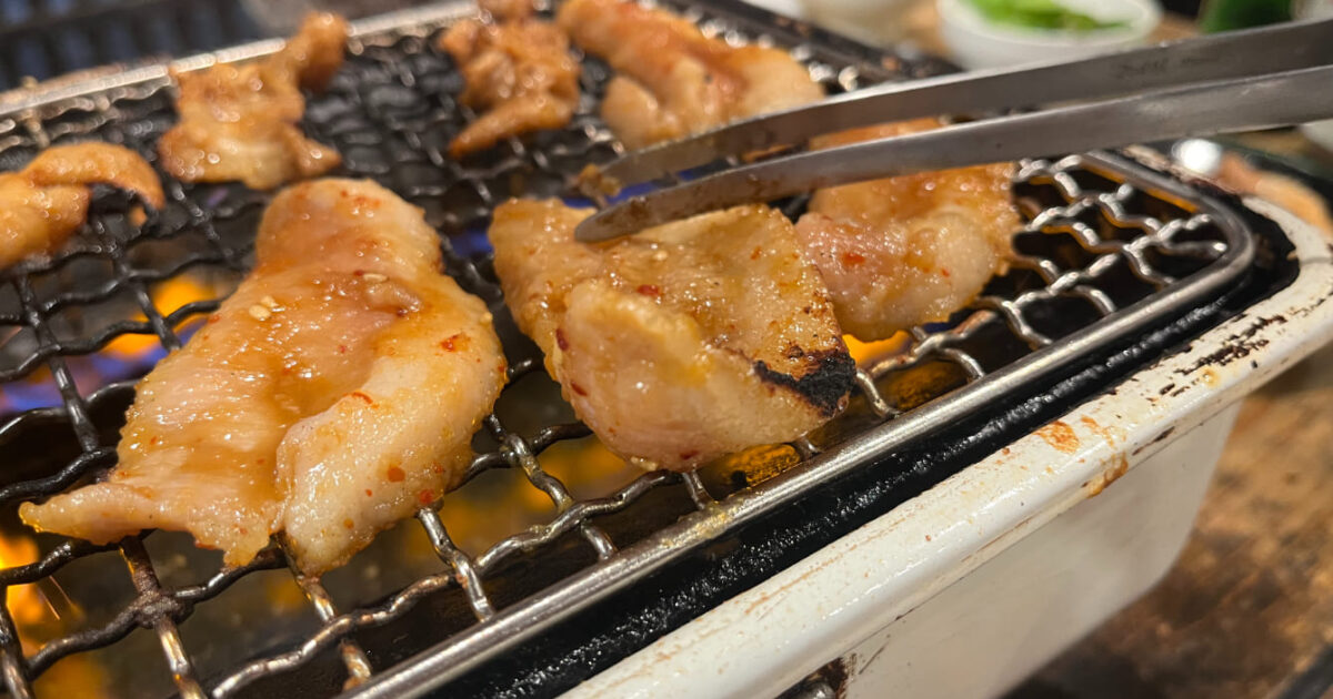 甘い脂がたっぷりのったとんちゃんと冷たいハイボールで、酷暑を